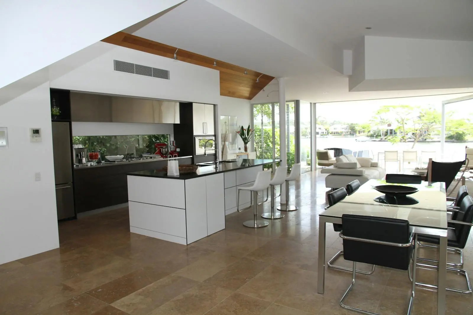 Remodelación integral de vivienda por Enrique Construcciones
